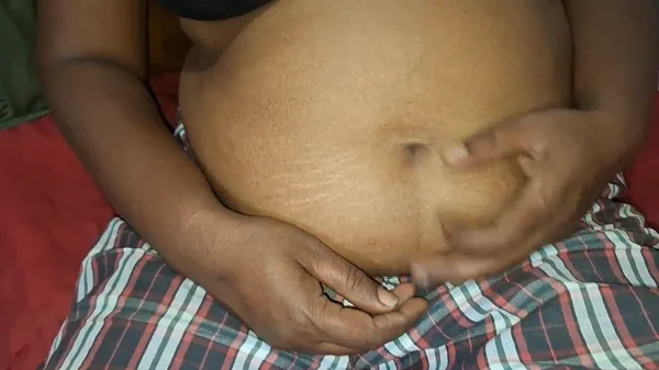 Femeia de serviciu dulce face sex în pat